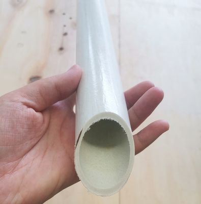 Snijdservice voor een gemakkelijke installatie van veiligheidshandgrepen die zijn opgenomen in GFRP-wegborden