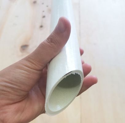 Snijdservice voor een gemakkelijke installatie van veiligheidshandgrepen die zijn opgenomen in GFRP-wegborden