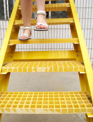 Verbeterde veiligheidssterkte Anti-slip FRP profiel ladder met duurzame rooster trappen loopvlak