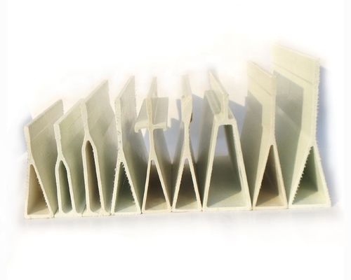 Hoge sterkte FRP pultrusie driehoekige vorm steunbalkprofielen 40 mm tot 150 mm hoogte