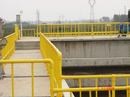 Industriële vloerconstructie gemonteerd 50 mm rond FRP handrail voor afvalwaterzuiveringsinstallatie