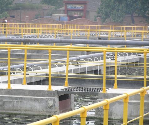 Industriële vloerconstructie gemonteerd 50 mm rond FRP handrail voor afvalwaterzuiveringsinstallatie