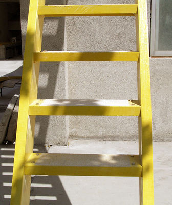 Isolatieladders van elektriciteitscentrales Glasvezelversterkte kunststoftrappenladders met handrail