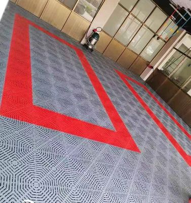 40x40x3.0cm dikke PP-plastic vergrendelingsmatten voor vloerbekleding in een garage